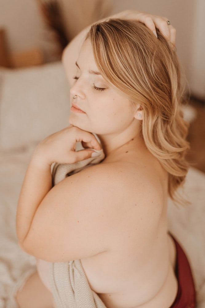 Akt Fotoshooting, Aktbilder, Aktfotograf, Aktfotos, Boho, Boho Boudoir, Boho Fotostudio, Boho Stil, Boudoir, Boudoir Fotografie, Boudoir Fotoshooting, Boudoir Fotostudio, Boudoir Göttingen, Boudoir Kassel, Boudoir Shooting, Dessous, Dessous Fotoshooting, Eschwege, feminine fotografie, Fotograf, Fotograf Kassel, Fotoshooting, Fotoshooting in Unterwäsche, Fotoshooting Kassel, Fotostudio, Fotostudio Kassel, Gegenlicht, Göttingen, Kassel, natürliche Fotos, Outfit, Sensual Portrait, Unterwäschefotos, Vintage, Werra, Werra-Meißner-Kreis, Witzenhausen